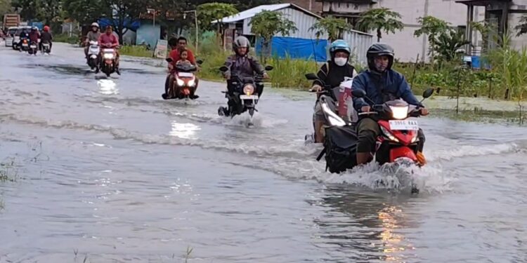 Terendam Banjir, Lalu Lintas di Sejumlah Jalan di Pati Lumpuh