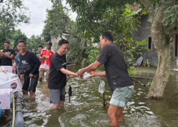 Lawan Hoaks dengan Ayam Geprek, Jurus Unik LTNNU Pati Edukasi Korban Banjir
