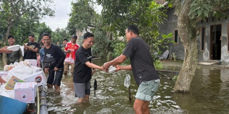 Lawan Hoaks dengan Ayam Geprek, Jurus Unik LTNNU Pati Edukasi Korban Banjir