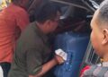 Penyidik KPK masukkan koper ke mobil dari Kantor Bupati Pati
