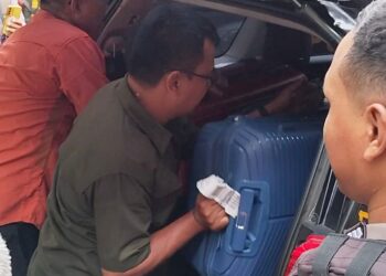 Penyidik KPK masukkan koper ke mobil dari Kantor Bupati Pati