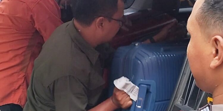 Penyidik KPK masukkan koper ke mobil dari Kantor Bupati Pati