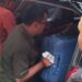 Penyidik KPK masukkan koper ke mobil dari Kantor Bupati Pati