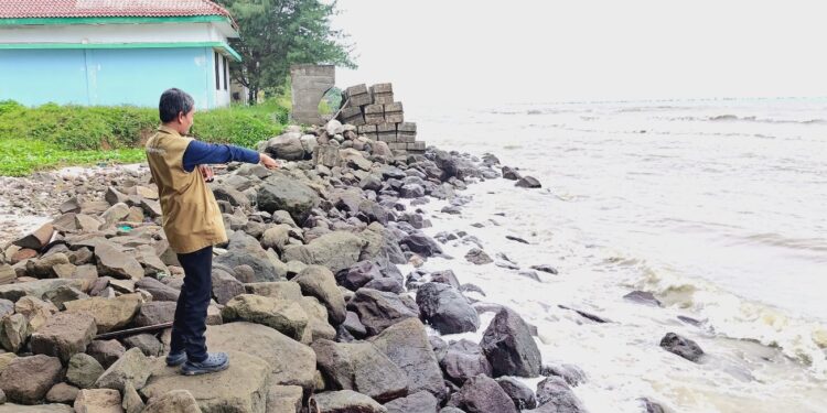 Pemkab Rembang Pastikan Abrasi Pantai Sarang Ditangani pada 2026