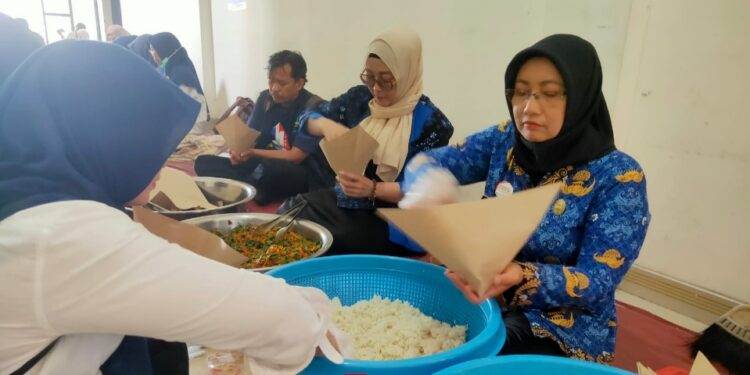2 Dapur Umum Dinsos Pati Sediakan 6.000 Nasi Tiap Hari untuk Korban Banjir