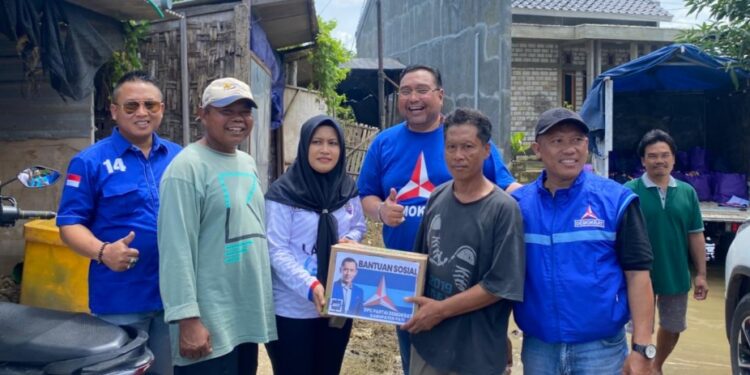 Partai Demokrat memberi bantuan korban banjir di Juwana Pati