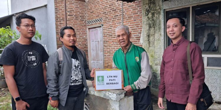 Sambut Harlah NU, LTNNU Pati Bagikan Sembako untuk Warga Kurang Mampu