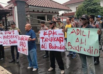 Demo Belasan Warga Tuntut Bubarkan DPRD Pati Dijaga Ketat 130 Aparat