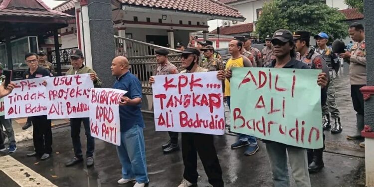 Demo Belasan Warga Tuntut Bubarkan DPRD Pati Dijaga Ketat 130 Aparat