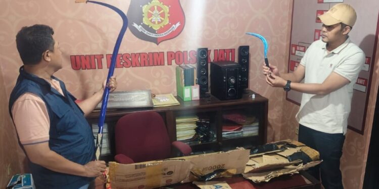 Polsek Jati Amankan Paket Celurit Pesanan Bocil Sepanjang 1,5 Meter