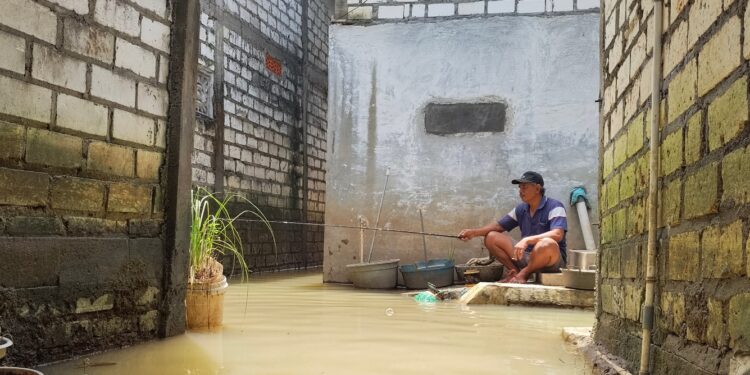 Potret Santai Warga Pati Tetap Mancing Kala Banjir