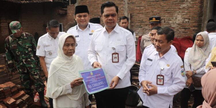 Rumahnya Ambruk, Sholehah Senang Dapat Bantuan Perbaikan dari Bupati Jepara