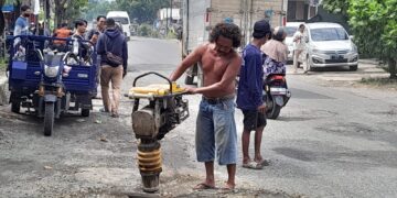 Kesal Tak Kunjung Diperbaiki, Warga Pati Swadaya Perbaiki Jalan Rusak