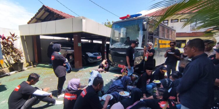Sidang Botok Cs Ditunda, Massa AMPB Ngamuk Sampai Adang Bus Tahanan