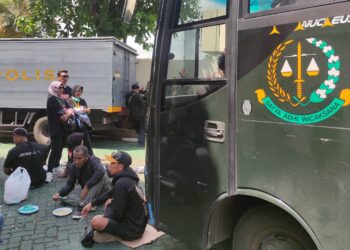 Keteguhan Istri Botok: 3,5 Jam Berdiri Adang Bus Tahanan, Kecewa Sidang Ditunda