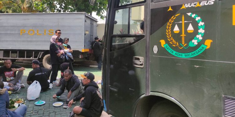 Keteguhan Istri Botok: 3,5 Jam Berdiri Adang Bus Tahanan, Kecewa Sidang Ditunda