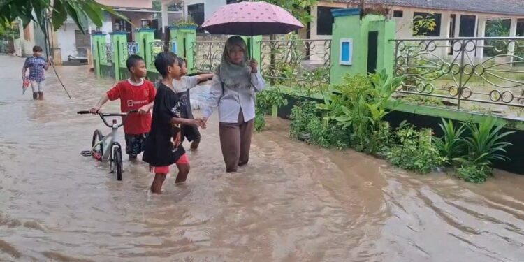 Tanggul Sungai Jawik Jebol, Desa Pladen Kudus Terendam Banjir Semeter
