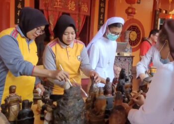 Jelang Imlek, Warga Lintas Agama Bersihkan Kelenteng Hok Tik Bio Pati