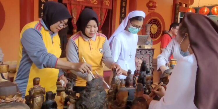 Jelang Imlek, Warga Lintas Agama Bersihkan Kelenteng Hok Tik Bio Pati