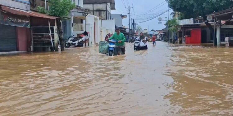 Tanggul Jebol, Banjir Mejobo Meluas ke Jalur Alternatif Kudus-Pati