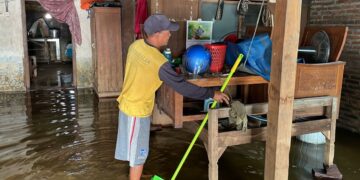 Baru Sehari Bersih-Bersih, Rumah Warga Mintobasuki Pati Kembali Kebanjiran