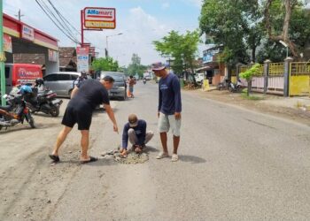 Disentil Swadaya Warga Blaru, DPUTR Pati “Gercep” Janjikan Aspal Jalan Rusak