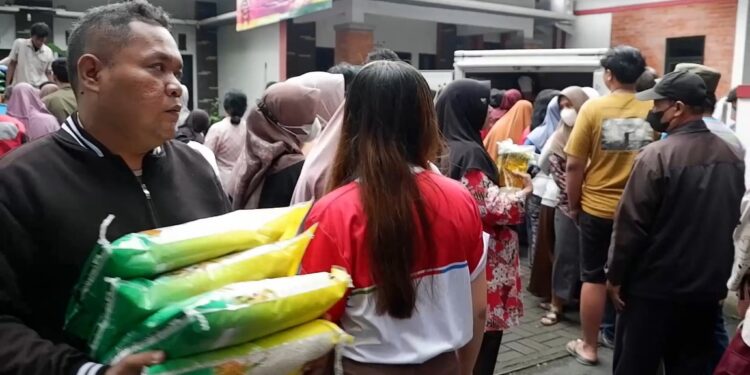 Ratusan Warga Kudus Serbu Gerakan Pangan Murah Jelang Ramadan