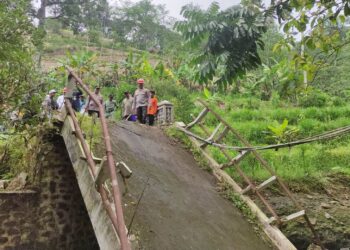 Jembatan di Klumpit Putus Diterjang Banjir, Polresta Pati Bantu Bangun Ulang