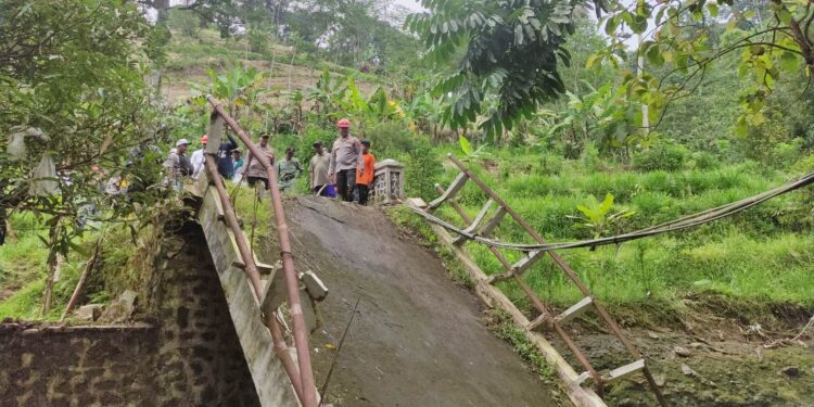Jembatan di Klumpit Putus Diterjang Banjir, Polresta Pati Bantu Bangun Ulang