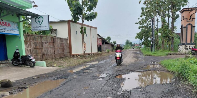 Keluhkan Jalan Rusak di Bapoh Pati, Warga: Saya Hampir Jatuh Terperosok