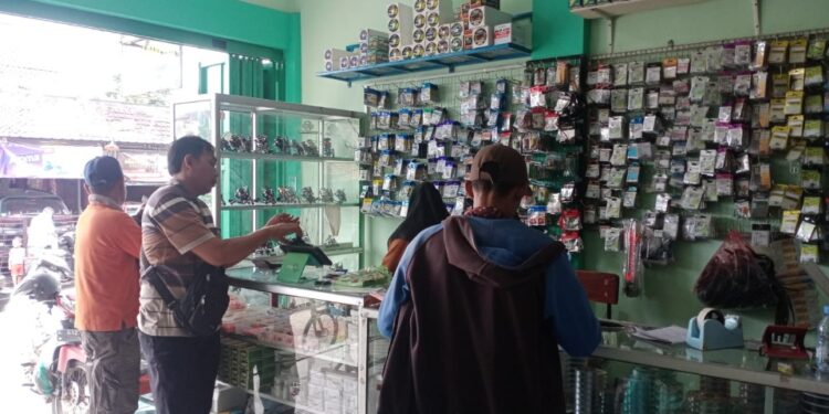 Banjir di Pati, Toko Alat Pancing Ini Raup Omzet Capai Rp180 Juta Sebulan