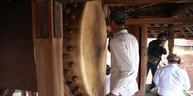 Tradisi Tabuh Beduk Dandangan di Menara Kudus Penanda Awal Ramadan