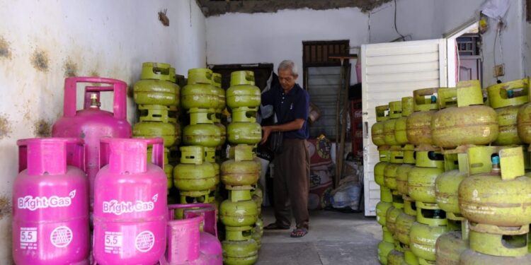 Warga Pati Menjerit Awal Ramadan LPG Langka, Harga Tembus Rp30 Ribu