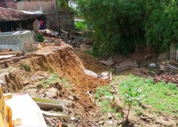 Tanah Ambles di Gobok Rembang, 4 Rumah dan 1 Kandang Rusak