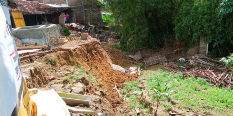 Tanah Ambles di Gobok Rembang, 4 Rumah dan 1 Kandang Rusak
