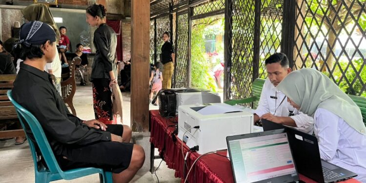 Sedulur Sikep di Karangrowo Kudus Antusias Sambut Layanan Jemput Bola Adminduk