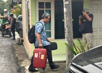 KPK Geledah Rumah Riyoso di Ngarus Pati, Bawa 3 Koper
