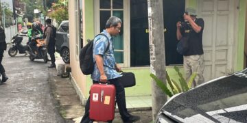 KPK Geledah Rumah Riyoso di Ngarus Pati, Bawa 3 Koper