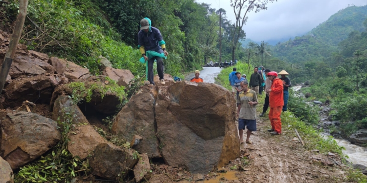 Tanah Longsor Tutup Akses Dusun Semliro di Kudus