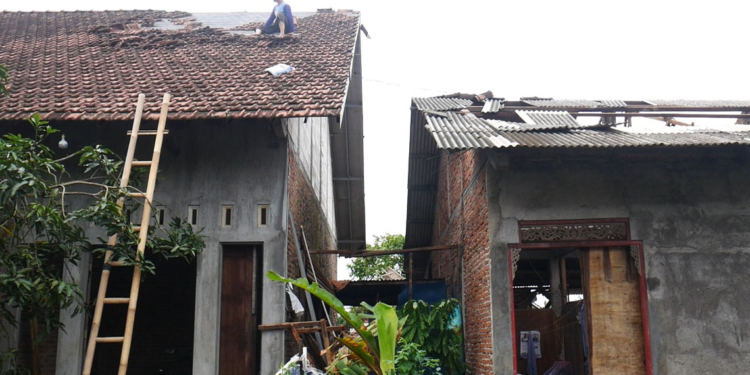 Angin Kencang Terjang Undaan Lor Kudus, Belasan Rumah Rusak Parah