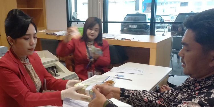 Warga Kudus Serbu Penukaran Uang Baru di Bank Jateng, Disiapkan Rp2,6 Miliar
