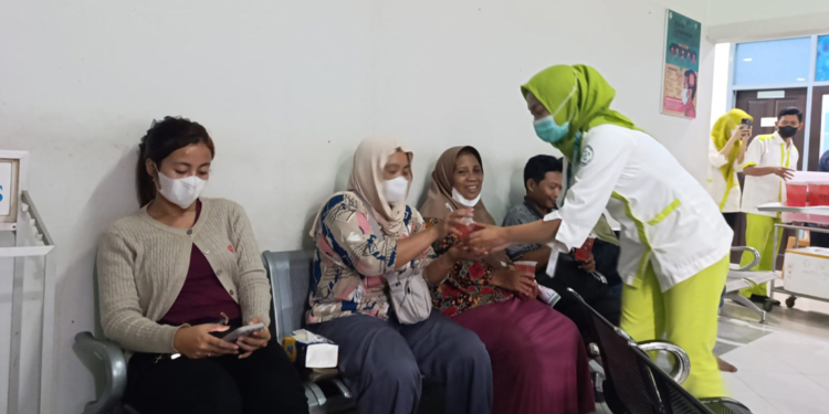 RS Budi Agung Juwana Bagikan Ratusan Takjil untuk Keluarga Pasien