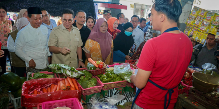 Jelang Lebaran, Mendag Budi Santoso Pantau Harga Sembako di Pasar Baru Kudus