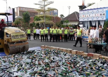 Polres Kudus Gilas Ribuan Botol Miras, Komitmen Menuju Kudus Zero Alkohol