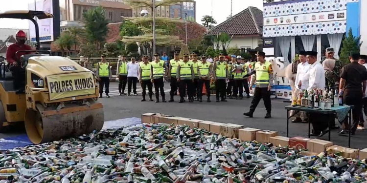 Polres Kudus Gilas Ribuan Botol Miras, Komitmen Menuju Kudus Zero Alkohol