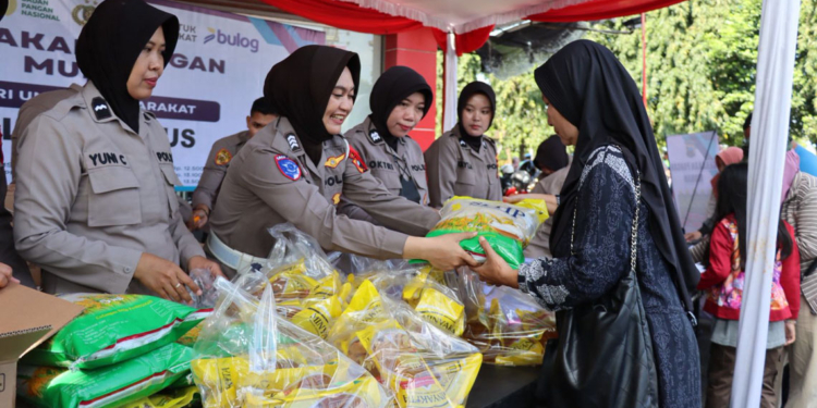 Ringankan Beban Warga Jelang Lebaran, Polres Kudus Obral Sembako di Alun-Alun