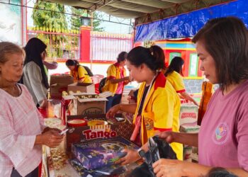 Ratusan Emak-Emak Serbu Pasar Murah di Kelenteng Tjong Hok Bio Juwana