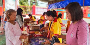 Ratusan Emak-Emak Serbu Pasar Murah di Kelenteng Tjong Hok Bio Juwana