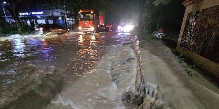Pantura Pati-Rembang di Batangan Tergenang Banjir, Lalu Lintas Merayap