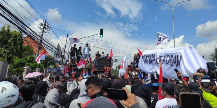 Ribuan Massa AMPB Serukan Bebaskan Botok-Teguh di Depan PN Pati